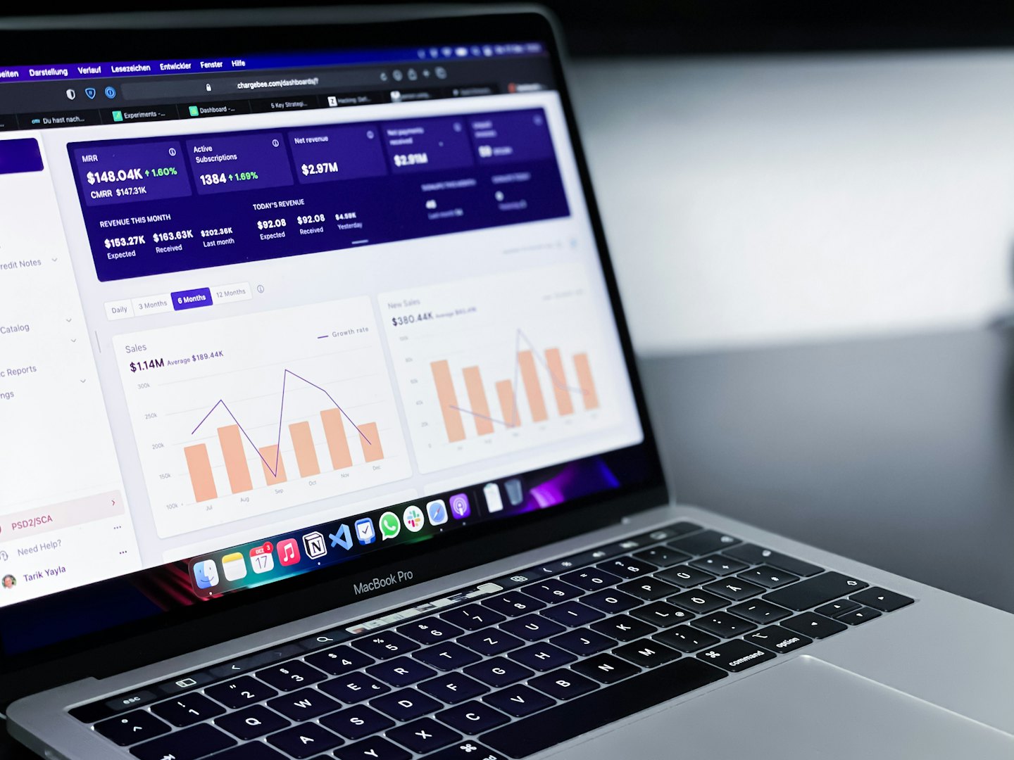 Silberner Laptop zeigt Business-Analytics-Dashboard auf einem Schreibtisch.